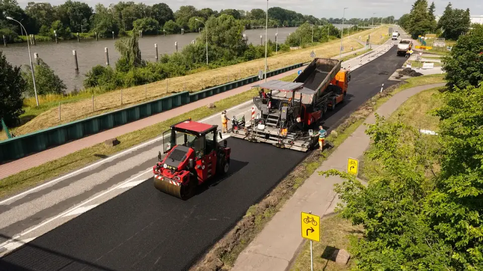 Yol kenarında asfalt serimi yapan finişer ve silindir, yukarıdan