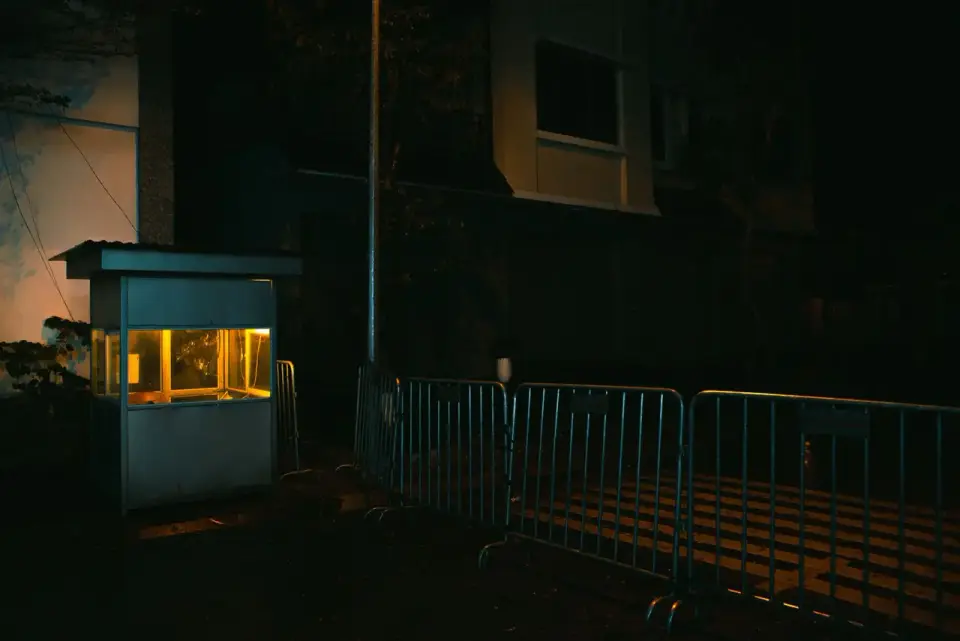 Tesis girişinde güvenlik kulübesi, gece