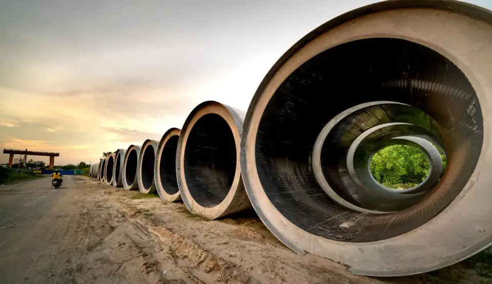 Şantiyede sıralanmış büyük çaplı beton borular