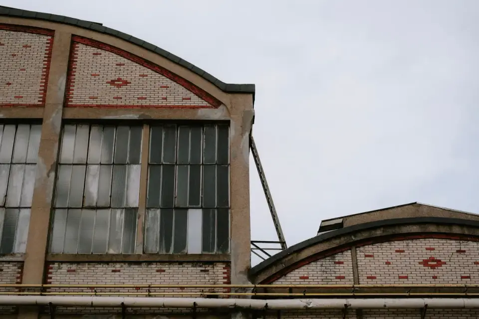 Fabrika cephesi ve kemerli pencereler