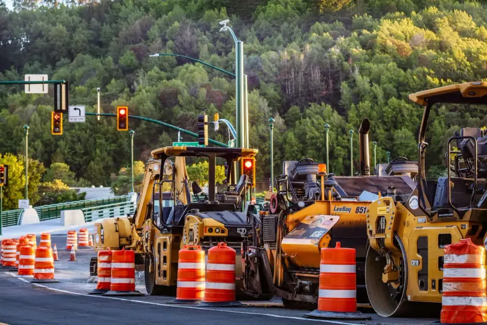 Yol yapımında çift bandajlı silindirler